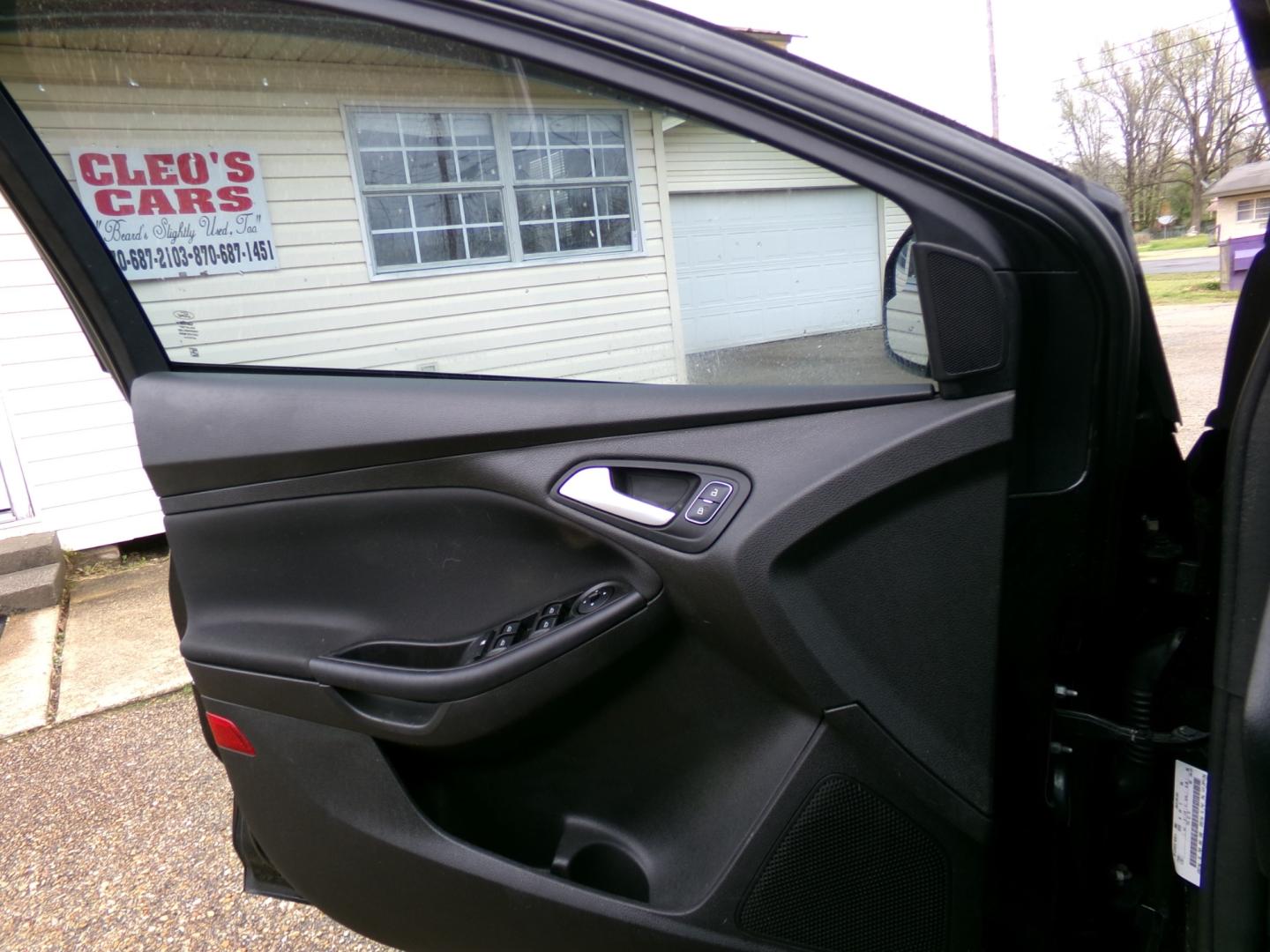 2015 Black /Black Ford Focus SE (1FADP3K27FL) , automatic transmission, located at 401 First NE, Bearden, AR, 71720, (870) 687-3414, 33.726528, -92.611519 - Photo#4